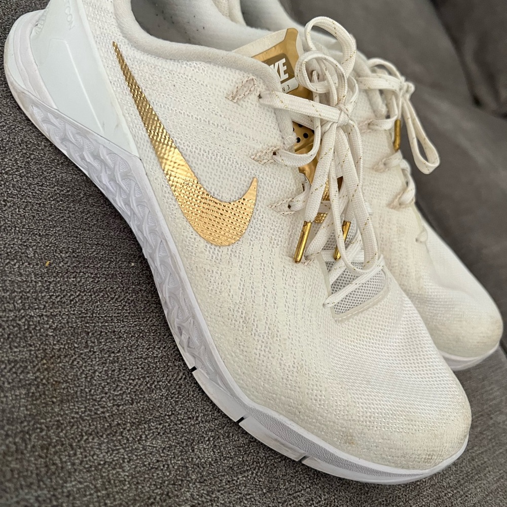 NIKE METCONS - Picture 3 of 5